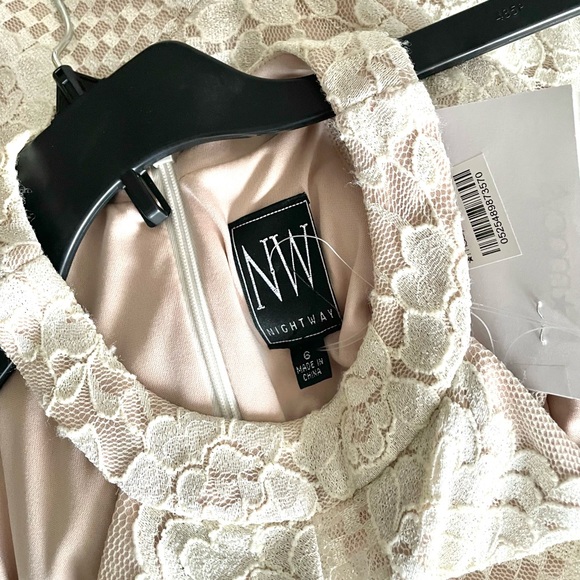 Gorgeous lace formal gown size 6 - Picture 5 of 8